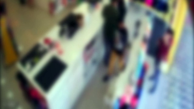 Vídeo mostra mulheres furtando eletrônicos em loja no Centro