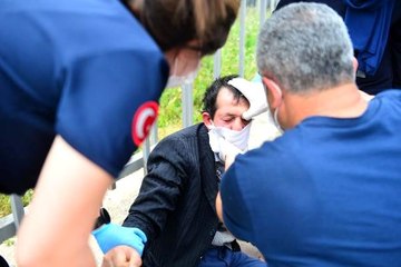 Sokağa çıkma yasağında kaldırımda sızdı