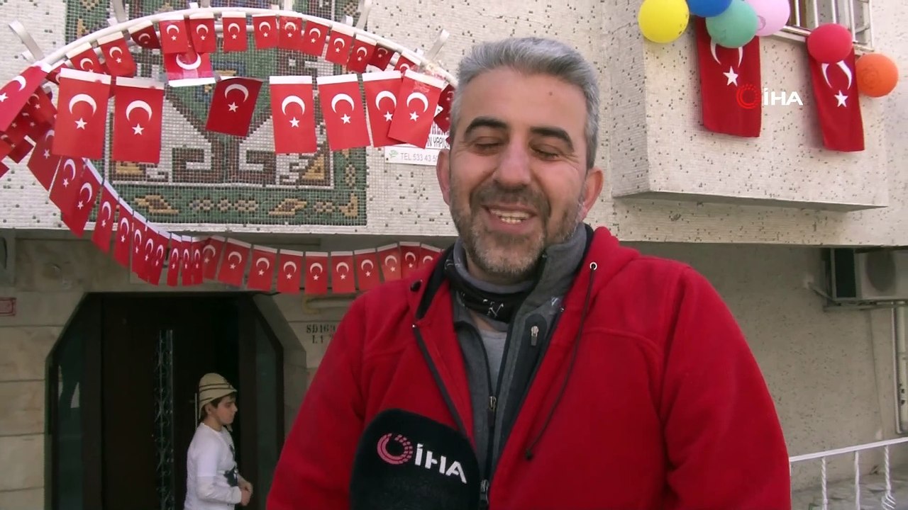 Avcılar'da çocuklar 23 Nisan coşkusunu camlardan şiir okuyarak yaşadı