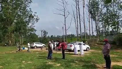 பாரா கிளைடர் மூலமாக  கிருமி நாசினி தெளிப்பு.. ஆச்சரியத்தில் வால்பாறை மக்கள்! - வீடியோ