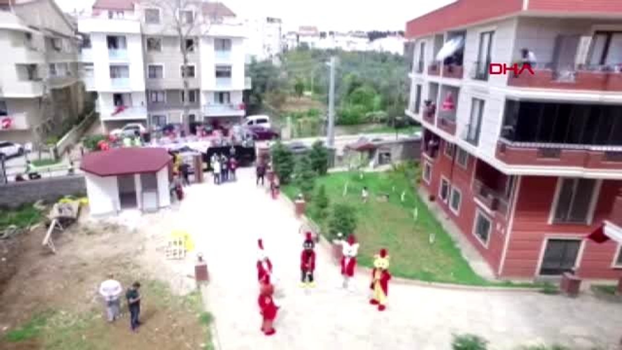 KOCAELİ 23 Nisan Moral Otobüsü, sokaklarda dolaşarak çocukların bayramını kutladı