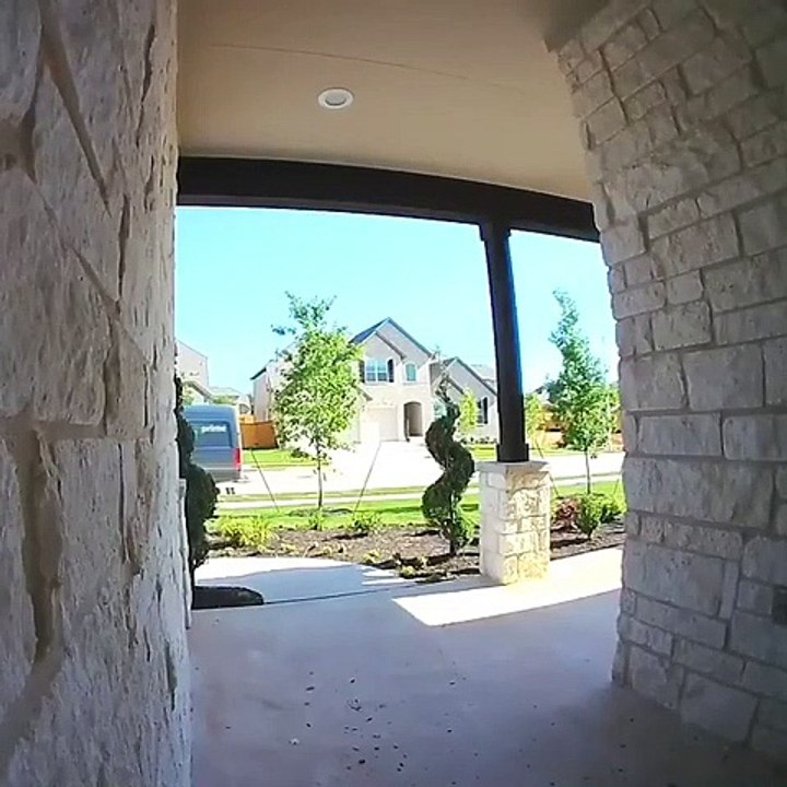 Ce livreur Amazon a oublié le frein à main de son camion !