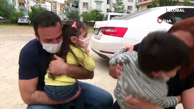 Sağlıkçı anne ve babanın çocuklarına kavuşma anı herkesi ağlattı