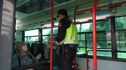 Control policial en la Plaza de Cuba de Sevilla