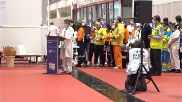 Pacientes y sanitarios participan en la lectura de El Quijote en el hospital de campaña de IFEMA