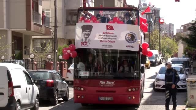 Kartal Belediye Başkanı Gökhan Yüksel, ikiz kardeşlerin 23 Nisan hayalini gerçekleştirdi