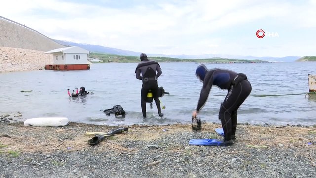 Dalgıçlar, baraj gölünün 30 metre altında Türk bayrağı açtı