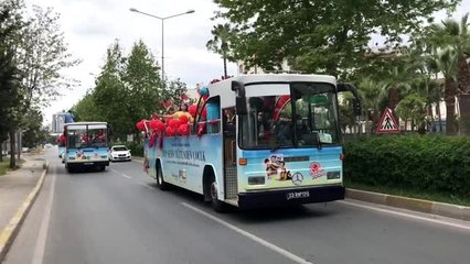 Üstü açık otobüsle "renkli" 23 Nisan etkinliği