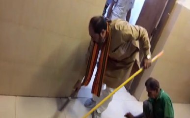 योगी आदित्यनाथ के फरमान का असर, मंत्री उपेंद्र तिवारी खुद ही लगाने लगे झाड़ू