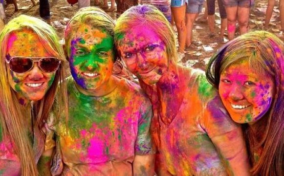 होली हुल्लड: हास्य कवि सम्मेलन के संग ले रंगो का मजा