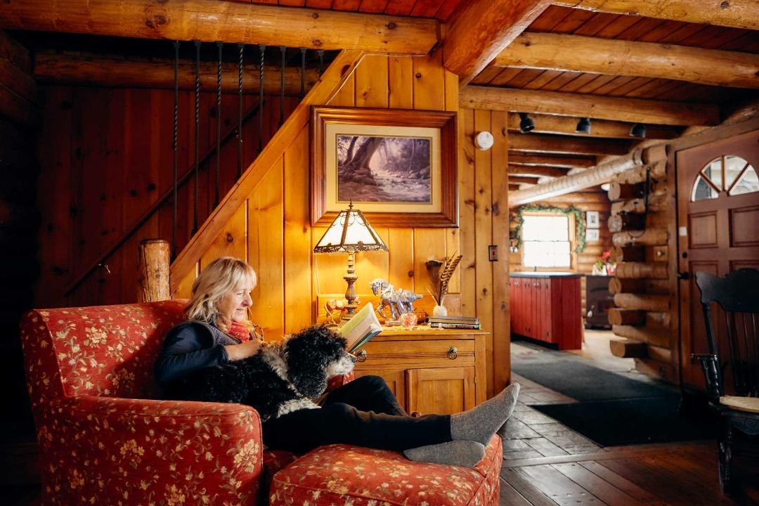 You Can Chat With a Famous Author or Listen to Drag Queen Storytime With Airbnb’s New Literary Experiences