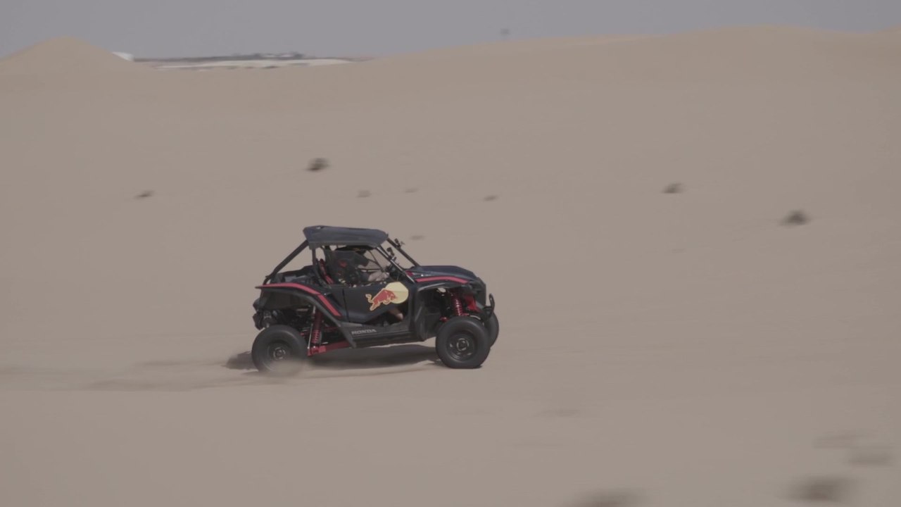 Red Bull F1 drivers take on Abu Dhabi dunes
