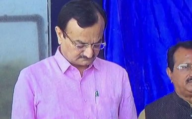 गुजरात के मंत्री प्रदीप सिंह जडेजा पर फेंका गया जूता, हिरासत में आरोपी