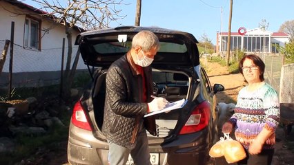 Kapı kapı dolaşıp ekmek dağıtıyor