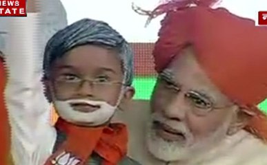 नवसारी रैली में 'छोटे मोदी' से मिले पीएम मोदी