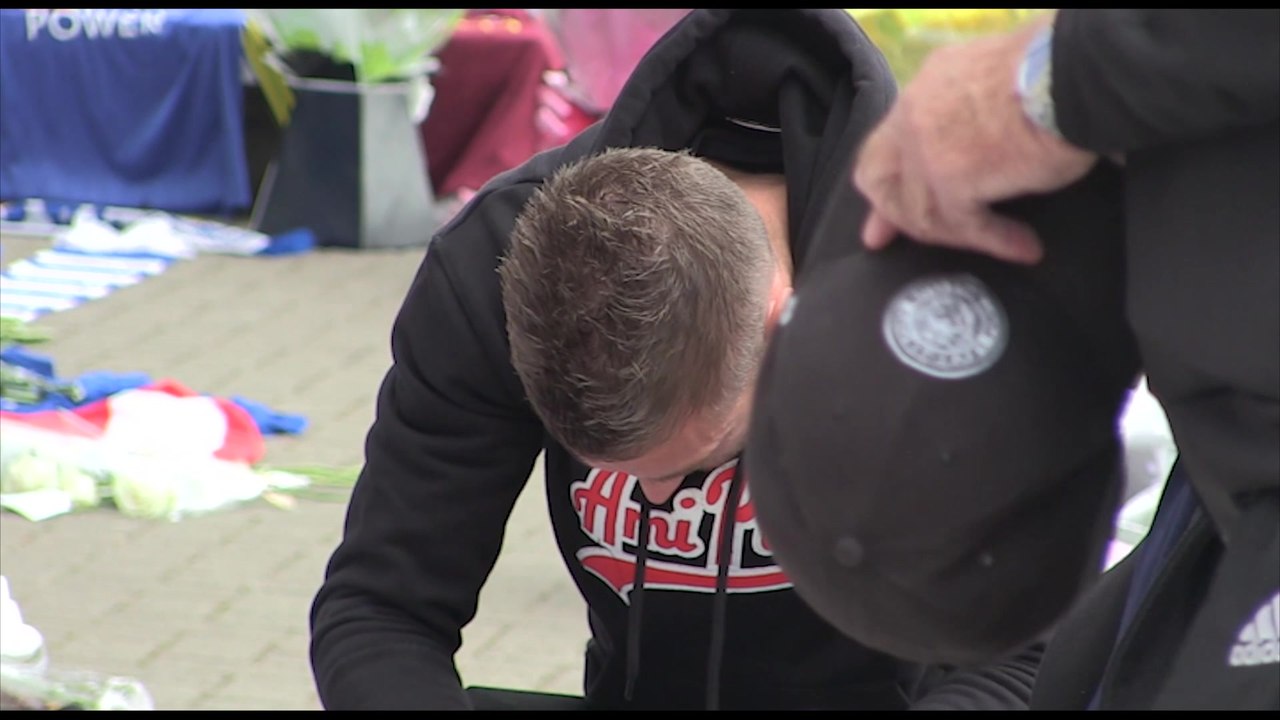 Jamie Vardy lays wreath at Leicester's stadium