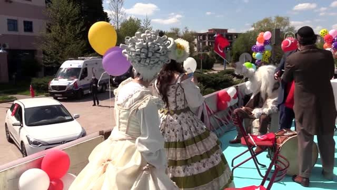 Çocuklar bayram coşkusunu evlerinin balkonunda yaşadı