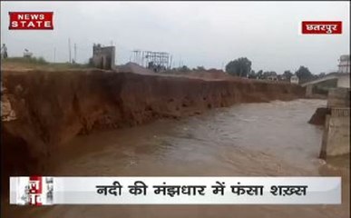 कहीं आदमी तो कहीं कार, बाढ़ के पानी में फंसी जिंदगी