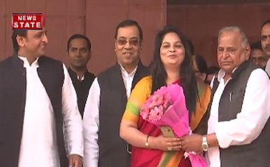 अखिलेश और मुलायम 1 साल बाद मंच पर आए नजर