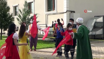 Diyarbakır Büyükşehir Belediyesi korosundan sağlıkçılara destek konseri