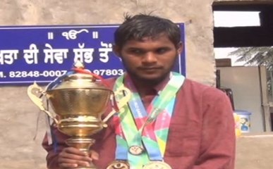 ओलम्पिक गोल्ड मेडलिस्ट अब कर रहा है मजदूरी