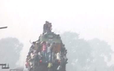 बरेली: गंगा स्नान के लिए लोगों ने जोखिम में डाला जान