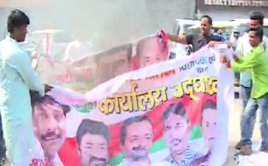 समाजवादी पार्टी कार्यकर्ताओं ने इरफ़ान सोलंकी के पोस्टर जलाये