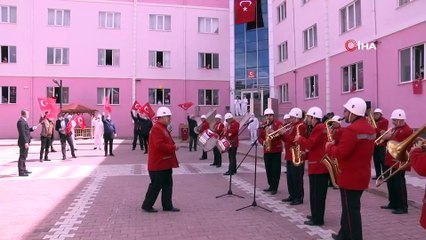 Karantinadaki çocuklara sürpriz bayram kutlaması