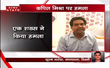 AAP के बागी कपिल मिश्रा पर हमला, पुलिस ने युवक को हिरासत में लिया