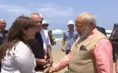 हायफा में समुद्र किनारे लोगों से मिले पीएम मोदी