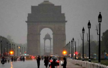 दिल्ली: मौसम का बदला मिजाज, बारिश ने बढ़ाई ठंड