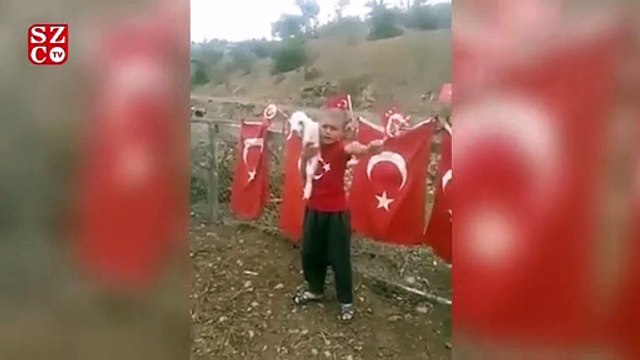 Mersinli Yörük çocuğunun bayram sevinci; Kuzusu kucağında, bayrağı elinde