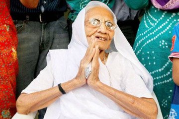 गुजरात चुनाव: पीएम मोदी की मां हीराबेन ने अपना वोट डाला