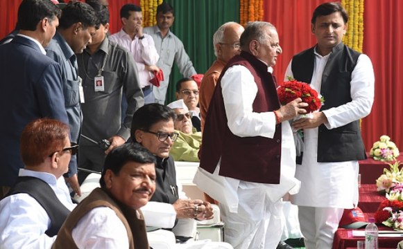 मुलायम सिंह की सूची में भाई शिवपाल यादव का नाम नदारद, अखिलेश को दी 39 उम्मीदवारों की लिस्ट