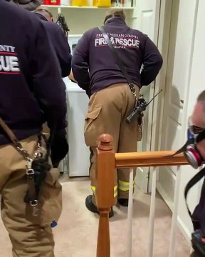 Elle se retrouve coincée dans une machine à laver après une partie de cache-cache en confinement