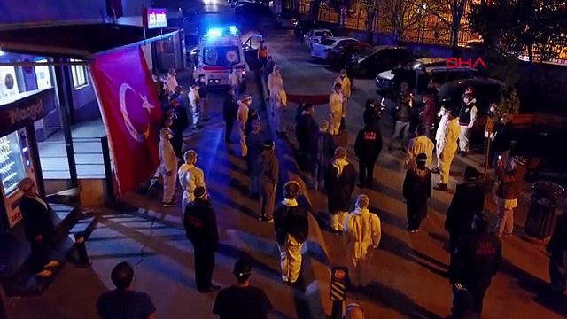 CERRAHPAŞA PERSONELİ BAYRAK AÇARAK İSTİKLAL MARŞI OKUDU