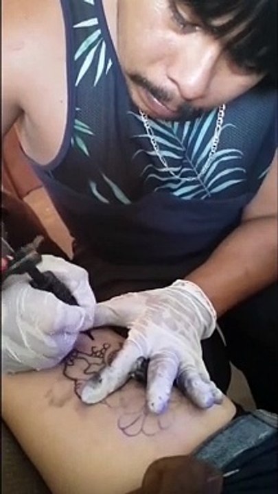 Tatuado a un cliente
