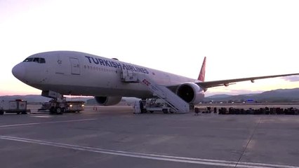 Fransa'daki 320 Türk vatandaşı, THY uçağıyla getirildi