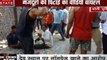 Uttar Pradesh: मजदूरों की बेल्ट से पिटाई, वीडियो बनाकर वीडियो किया वायरल, देखें वीडियो