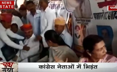 चाय गरम: पाली-मंच पर कांग्रेस के दो नेताओं के बीच भिड़त, देखें वीडियो