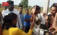 लड़की ने ग्रामीणों की मदद से मनचलों को पकड़ा, फिर खंभे से बांधकर चप्पलों से पीटा