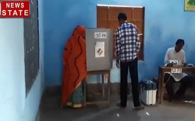 टीएमसी कार्यकर्ता पोलिंग बूथ पर डलवा रहा था टीएमसी के पक्ष में वोट