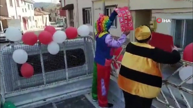 Kızlarının 23 Nisan Çocuk Bayramını kutlayamamalarını üzülen anne öyle bir şey yaptı ki