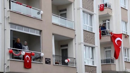 Sokağa kurdukları ses sistemiyle 23 Nisan'ı kutladılar