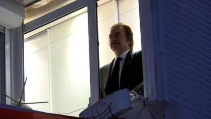 Orhan Gencebay İstiklal Marşı'nı işçilerle birlikte okudu