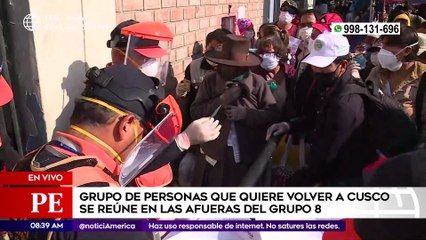 Primera Edición: Grupo de personas se reúne en las afueras del Grupo 8 para volver a Cusco