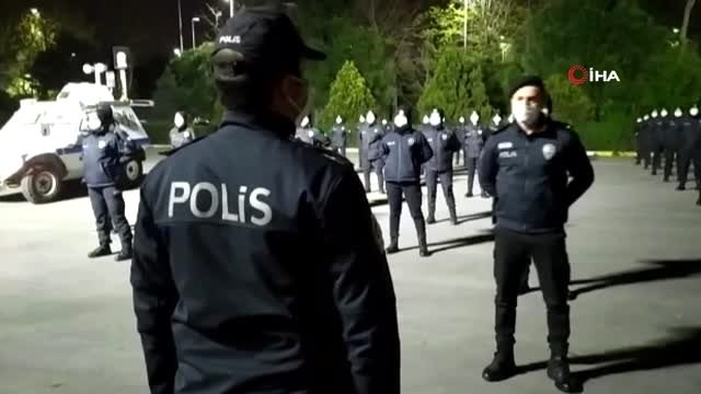 Bayrampaşa Çevik Kuvvet ekipleri 21.00'da İstiklal Marşı okudu