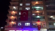Vatandaşlar balkonlarından İstiklal Marşı'nı okudu