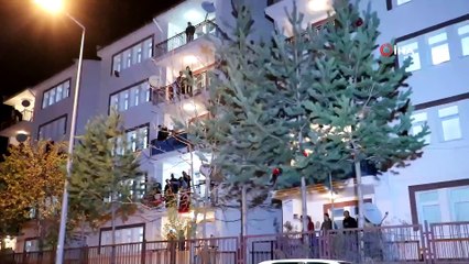 Gümüşhane’de binlerce kişi balkonlardan İstiklal Marşı’nı okudu