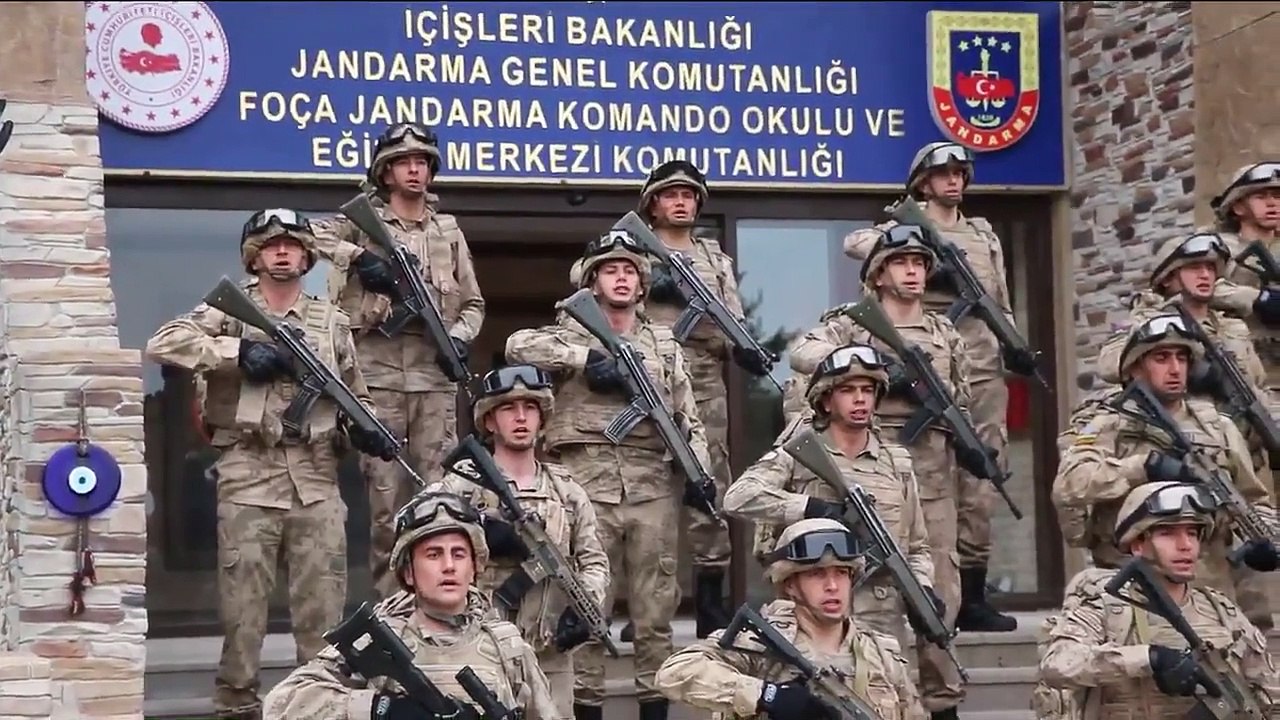 T.C. Jandarma Gn. K Twitter'da- -Foça Jandarma Komando Okulu ve EğitimFoça Jandarma Komando Okulu ve Eğitim Merkezi Komutanlığında eğitim gören 21’inci Dönem Komando İhtisas Kursu kursiyerlerimiz İstiklal Marşımızı gururla söylüyor. Merkezi Komutanlığında